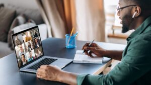 Você costuma ligar a sua câmera nas reuniões virtuais